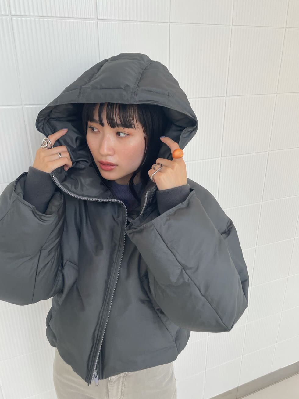 ブラック系のブーツ、グレー系のダウンジャケット/コート、グレー系のデニムパンツを着用したレディースの秋コーディネートの5枚目の写真