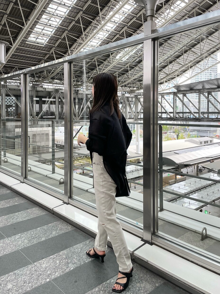 ブラック系のショルダーバッグ、ブラック系のシャツ/ブラウス、グレー系のその他パンツを着用したレディースの春コーディネートの5枚目の写真