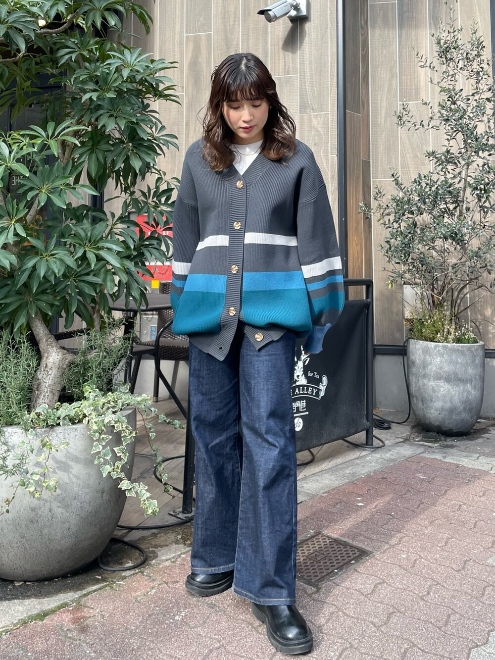 グレー系のカーディガン/ボレロを着用したレディースの冬コーディネートの2枚目の写真