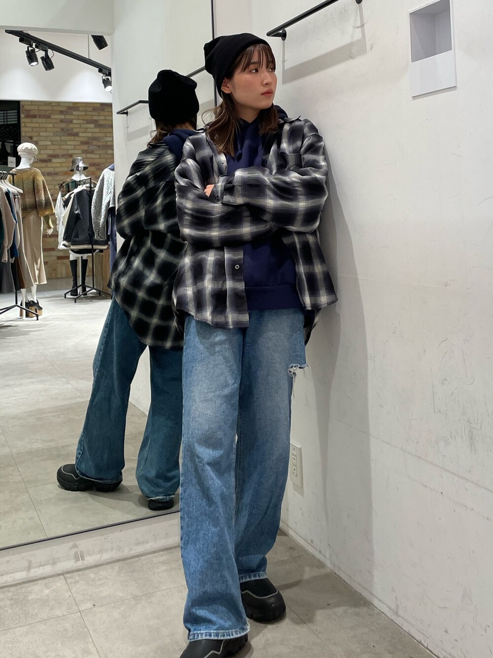 ブルー系のパーカー、ブラック系のブーツを着用したレディースの秋コーディネートの3枚目の写真