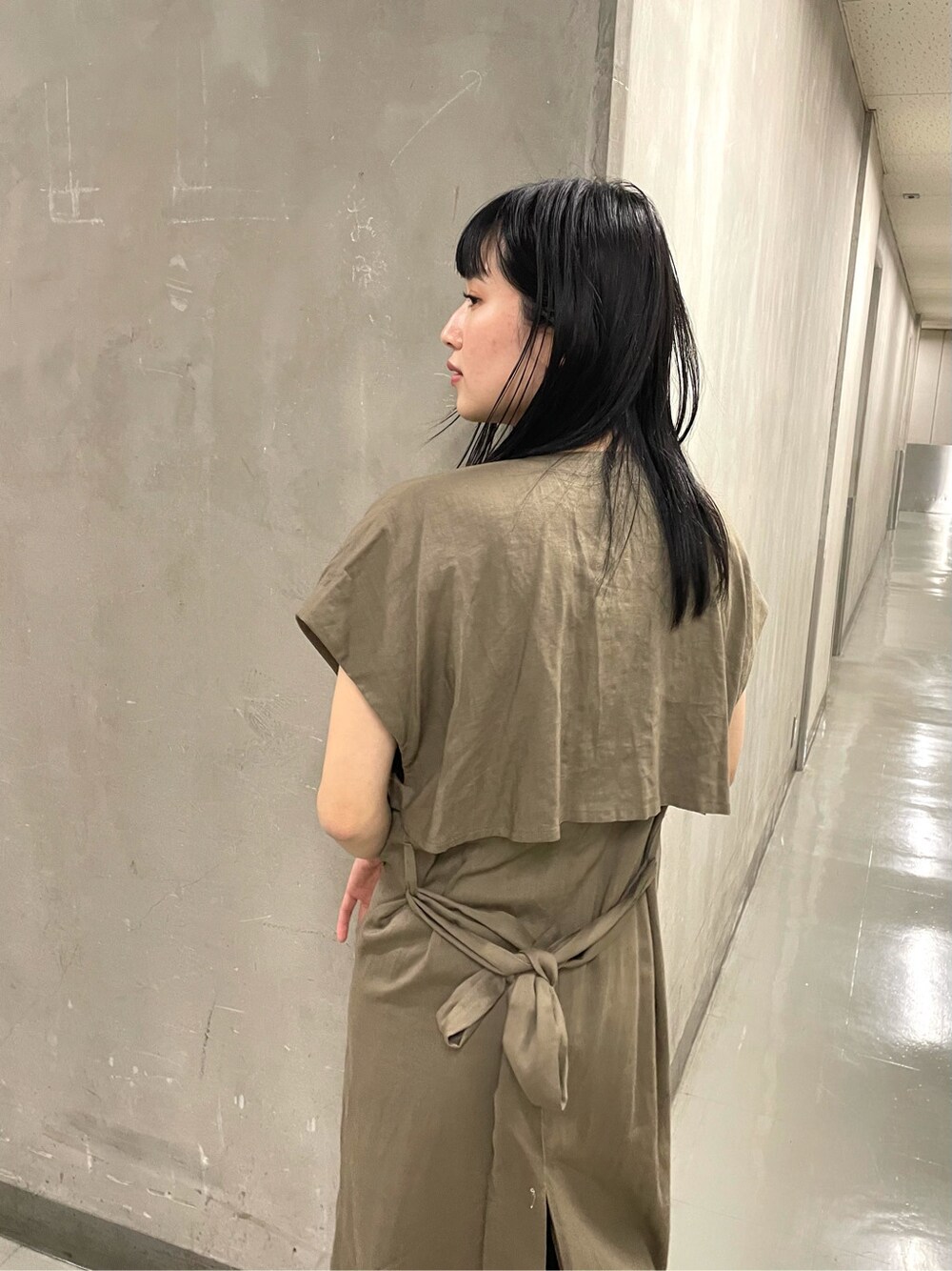 ブラック系のその他パンツ、ブラック系のサンダル、ベージュ系のベストを着用したレディースの春コーディネートの4枚目の写真