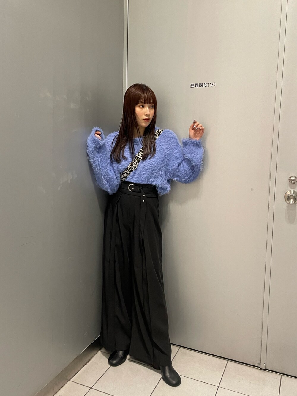 ブルー系のニット/セーター、ブラック系のその他パンツを着用したレディースの秋コーディネートの2枚目の写真