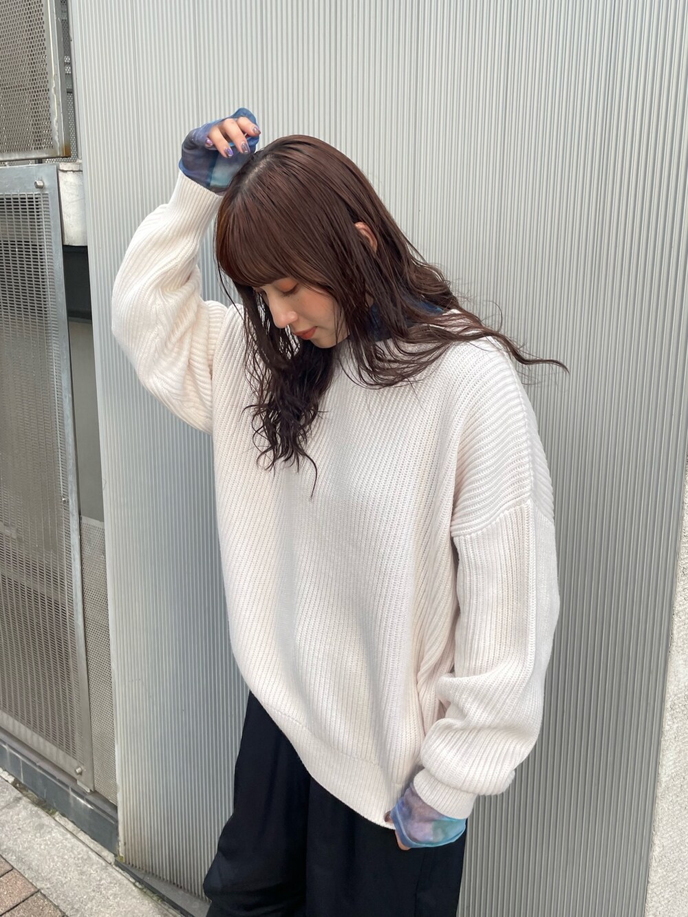 ホワイト系のニット/セーター、ブラック系のその他パンツを着用したレディースの秋コーディネートの4枚目の写真