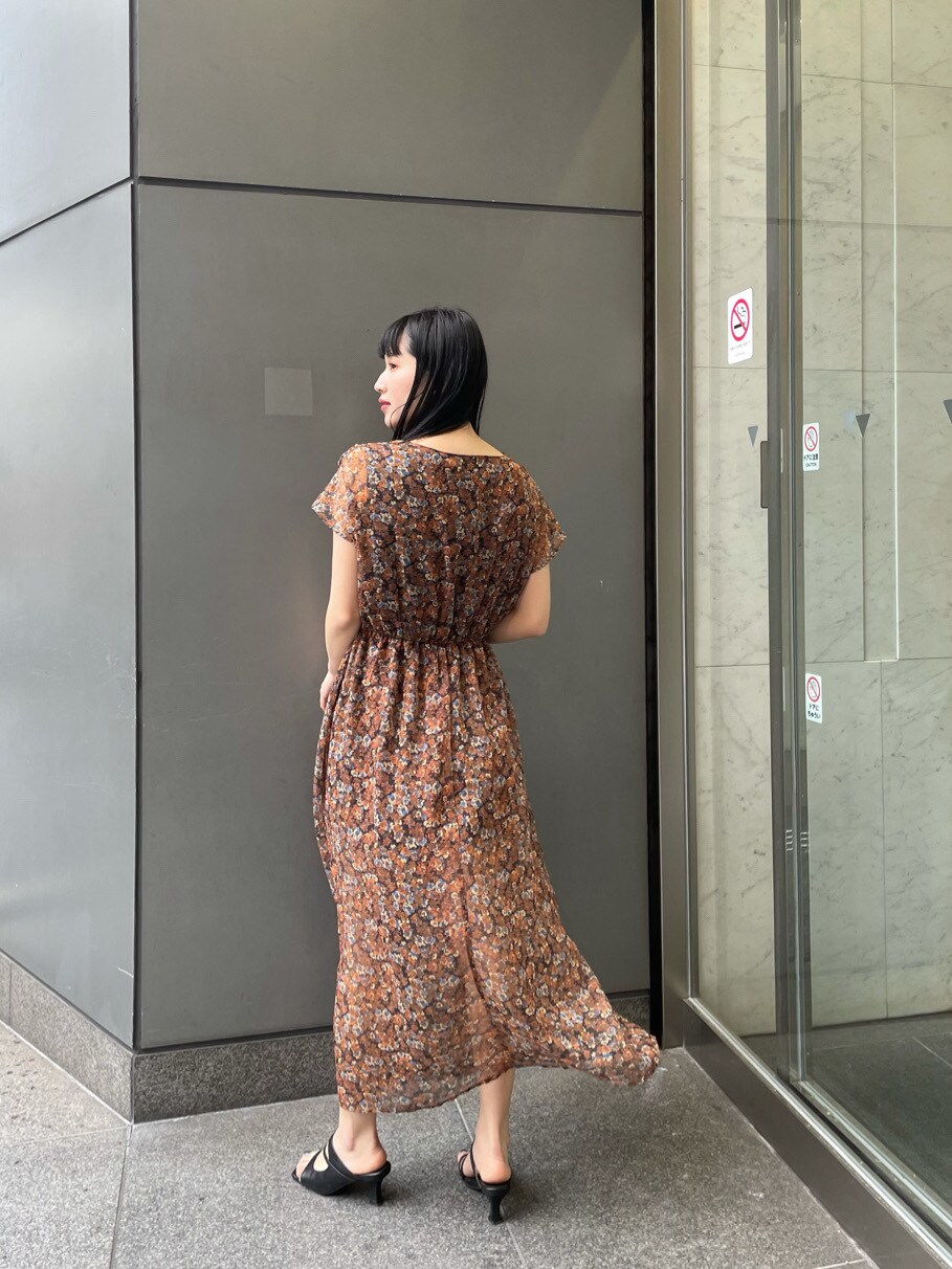 ブラウン系のワンピース、ブラック系のサンダル、ブラウン系のハンドバッグを着用したレディースの春コーディネートの3枚目の写真