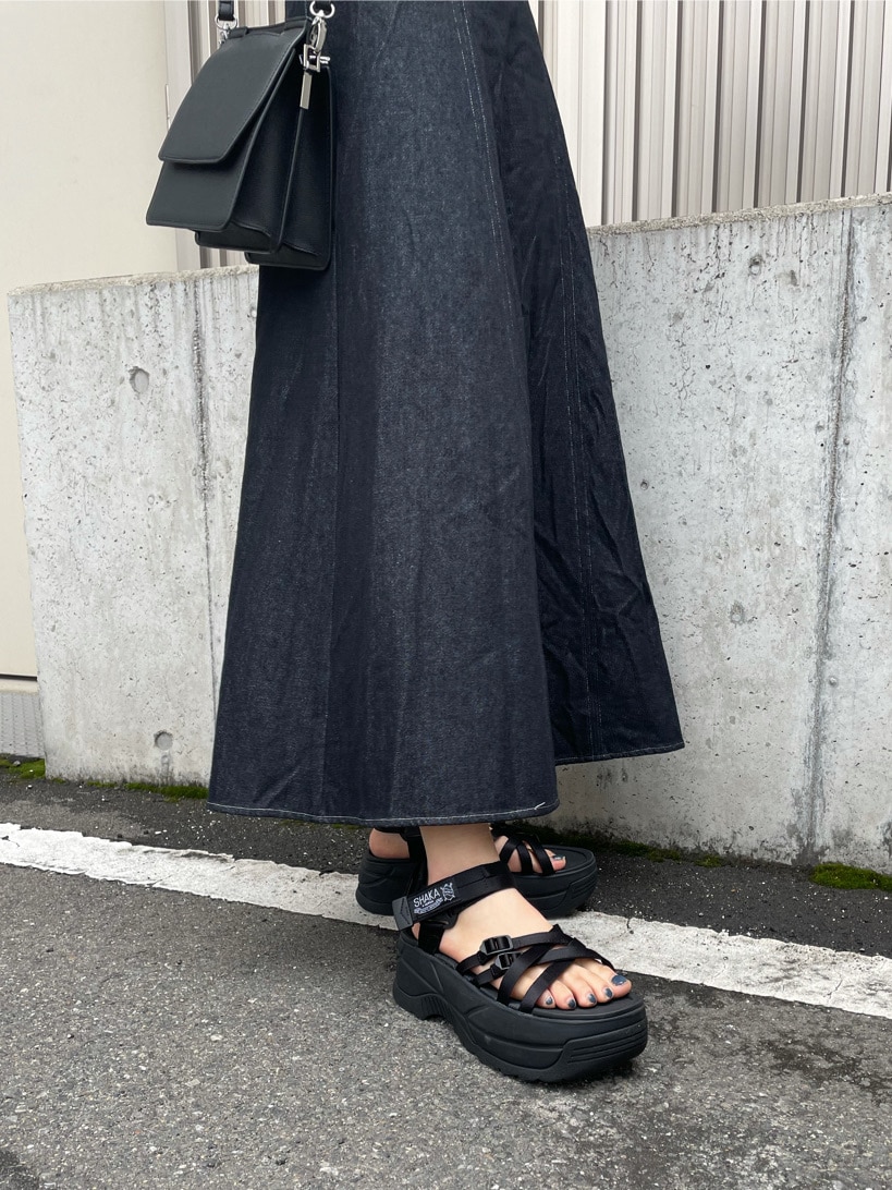 ブラック系のワンピース、ブラック系のサンダル、ブラック系のハンドバッグを着用したレディースの春コーディネートの4枚目の写真