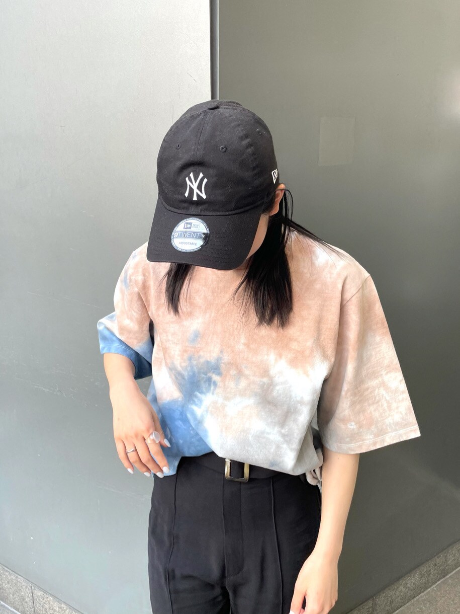 ブラック系のその他パンツ、ブラック系のサンダル、その他のTシャツ/カットソーを着用したレディースの春コーディネートの4枚目の写真