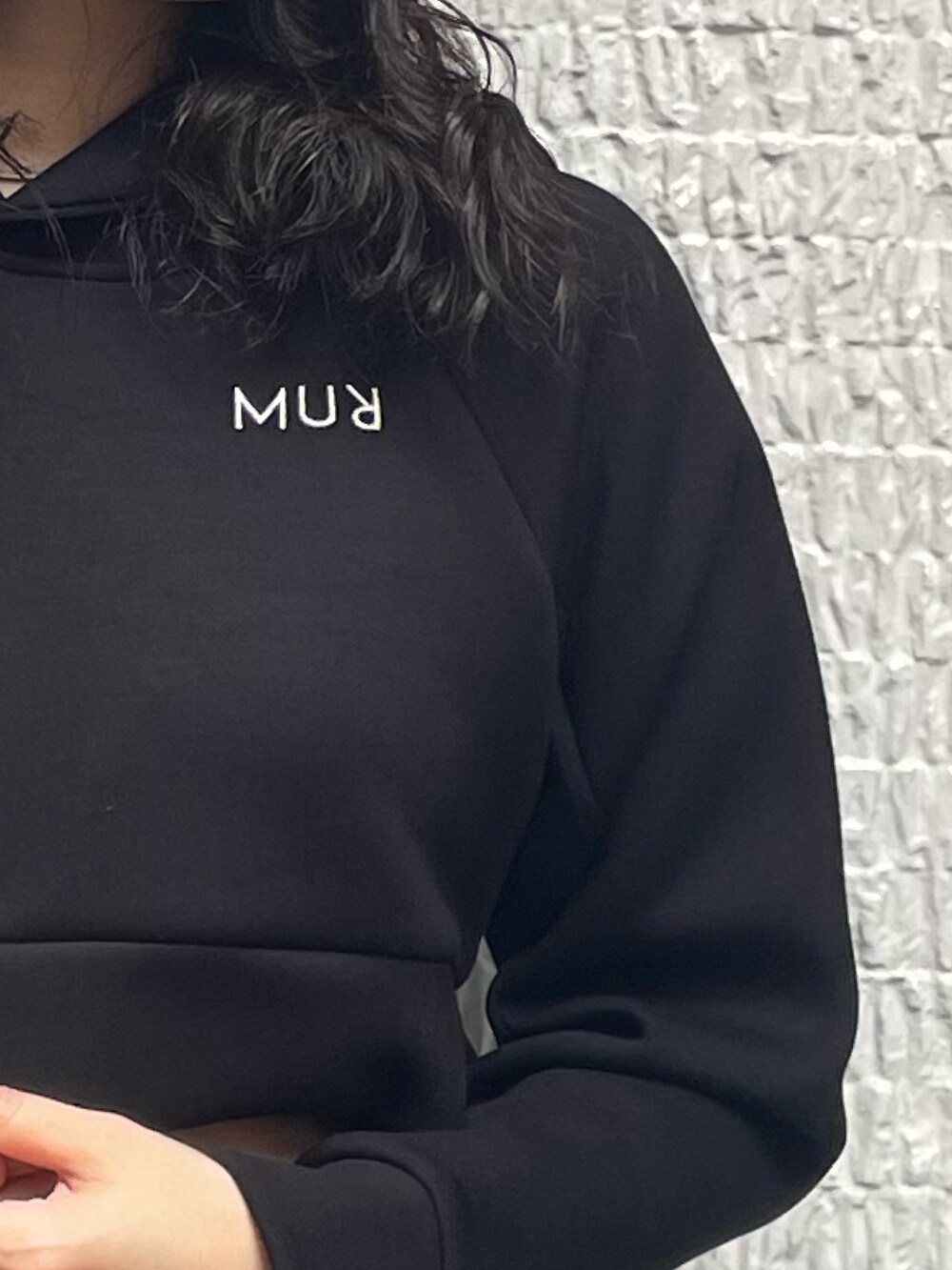 ブラック系のTシャツ/カットソー、ブラック系のデニムパンツ、グレー系のスニーカーを着用したレディースの春コーディネートの4枚目の写真