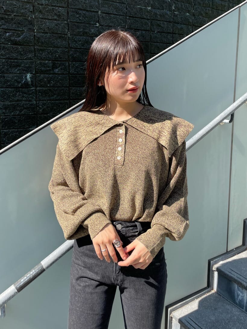 ブラウン系のブーツ、ブラック系のデニムパンツ、イエロー系のニット/セーターを着用したレディースの秋コーディネートの3枚目の写真