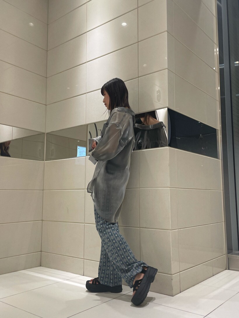 ブラック系のサンダル、ブラック系のニット/セーター、ブルー系のその他パンツを着用したレディースの春コーディネートの3枚目の写真