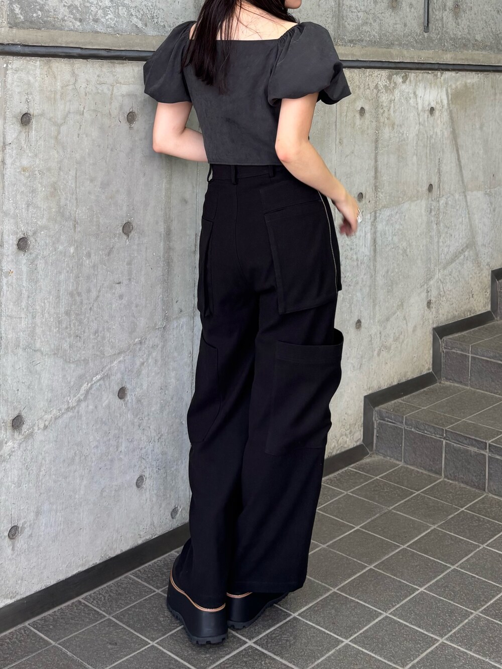 ブラック系のシャツ/ブラウス、ブラック系のカーゴパンツ、ブラック系のブーツを着用したレディースの夏コーディネートの2枚目の写真