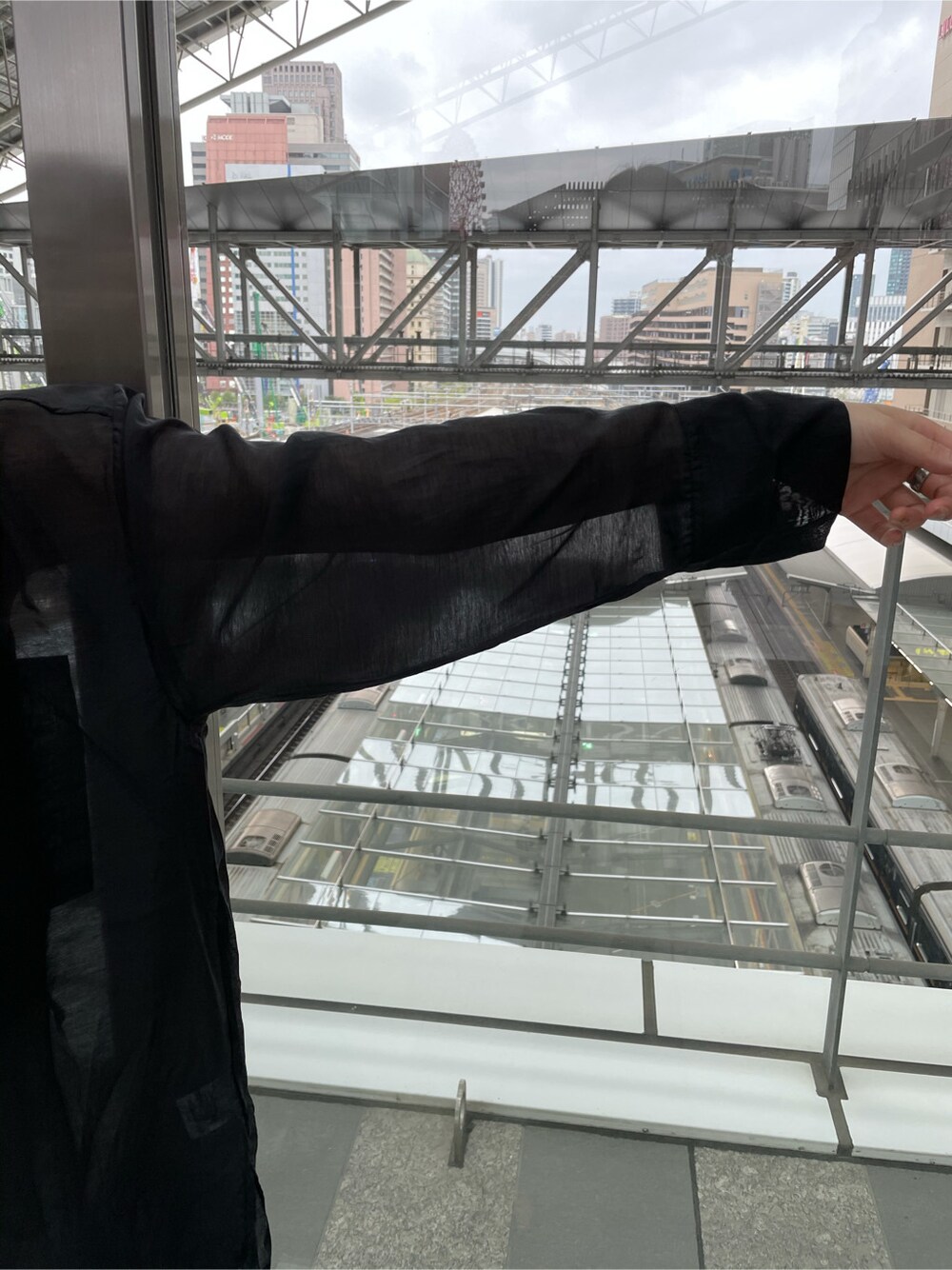 ブラック系のショルダーバッグ、ブラック系のシャツ/ブラウス、グレー系のその他パンツを着用したレディースの春コーディネートの6枚目の写真