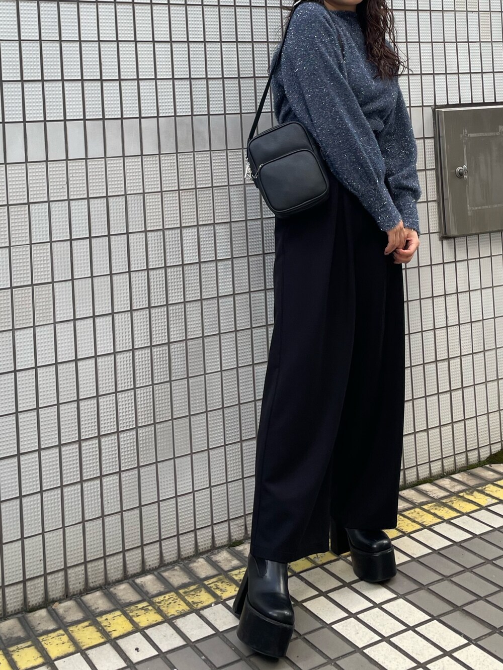 ブルー系のニット/セーター、ブラック系のその他パンツを着用したレディースの秋コーディネートの2枚目の写真