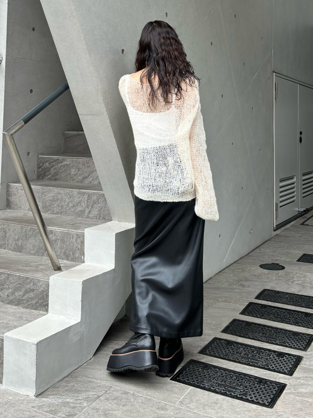 ホワイト系のニット/セーターを着用したレディースの秋コーディネートの2枚目の写真