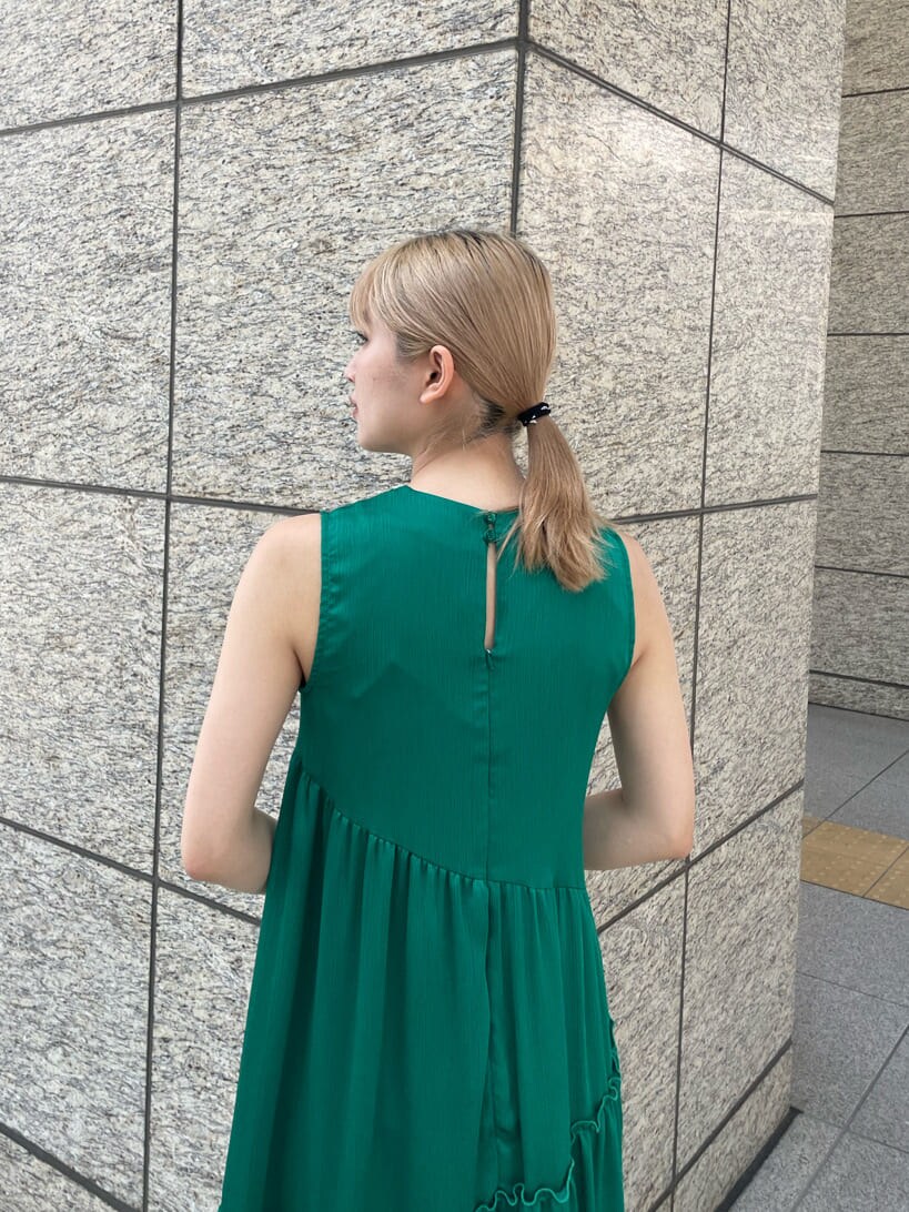 グリーン系のワンピース、ホワイト系のショルダーバッグを着用したレディースの夏コーディネートの5枚目の写真