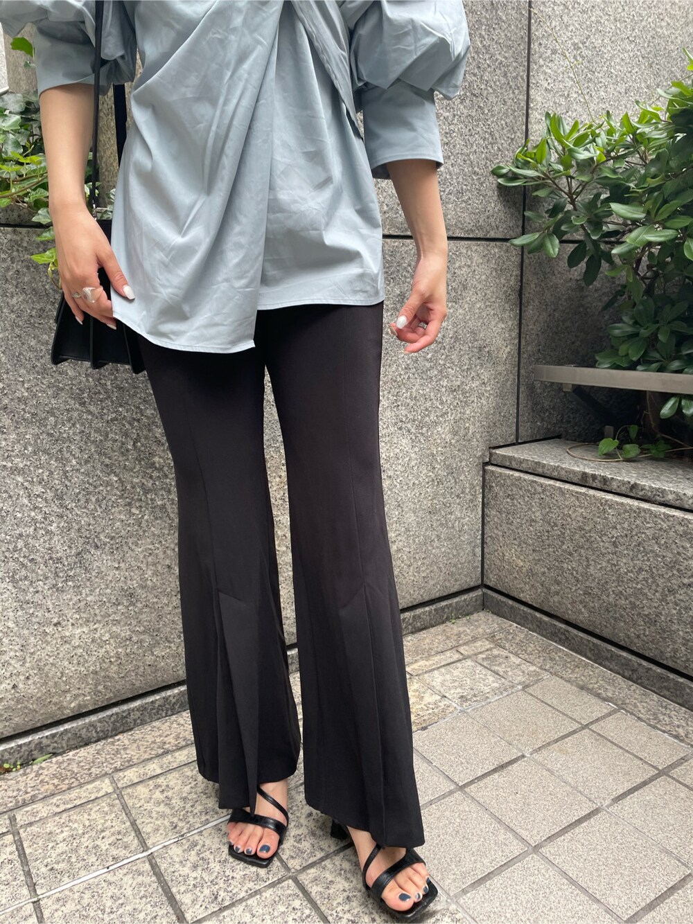 ブルー系のシャツ/ブラウス、ブラック系のサンダル、ブラック系のハンドバッグを着用したレディースの春コーディネートの8枚目の写真