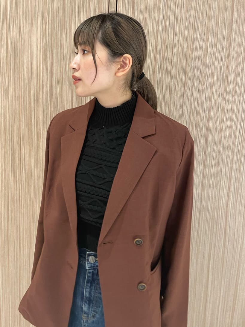 ブラウン系のテーラードジャケット、ブルー系のデニムパンツ、ブラック系のニット/セーターを着用したレディースの夏コーディネートの5枚目の写真