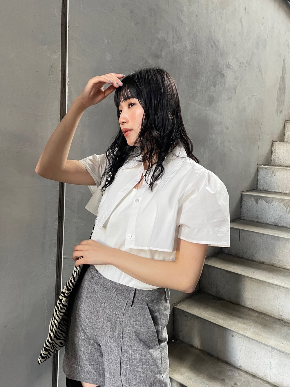 ホワイト系のシャツ/ブラウス、グレー系のスラックス、ブラック系のサンダルを着用したレディースの春コーディネートの4枚目の写真