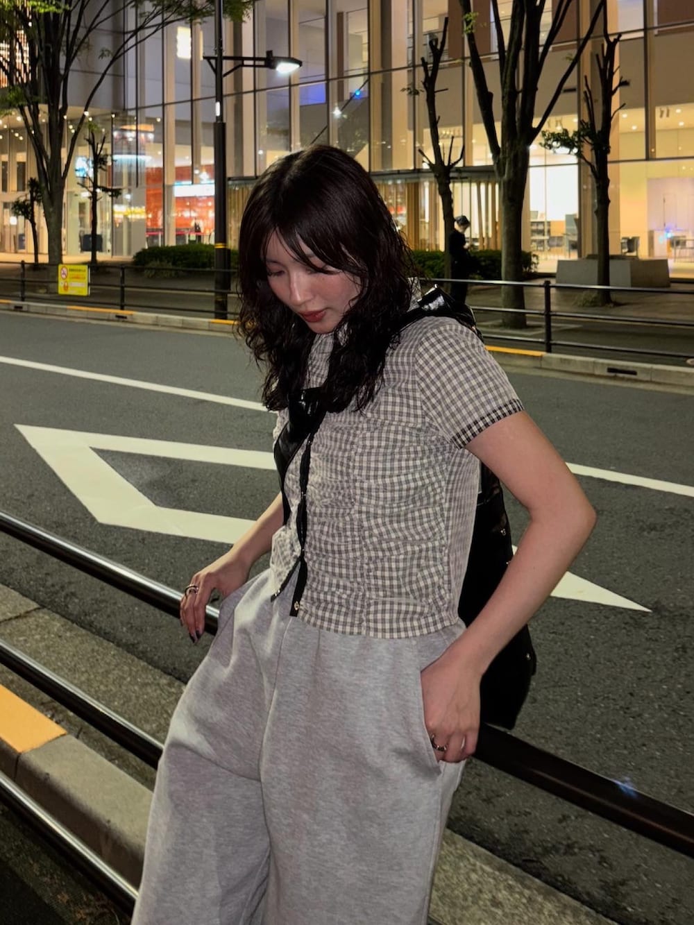 その他のシャツ/ブラウス、ブラック系のショルダーバッグ、ブラック系のスニーカーを着用したレディースの春コーディネートの4枚目の写真