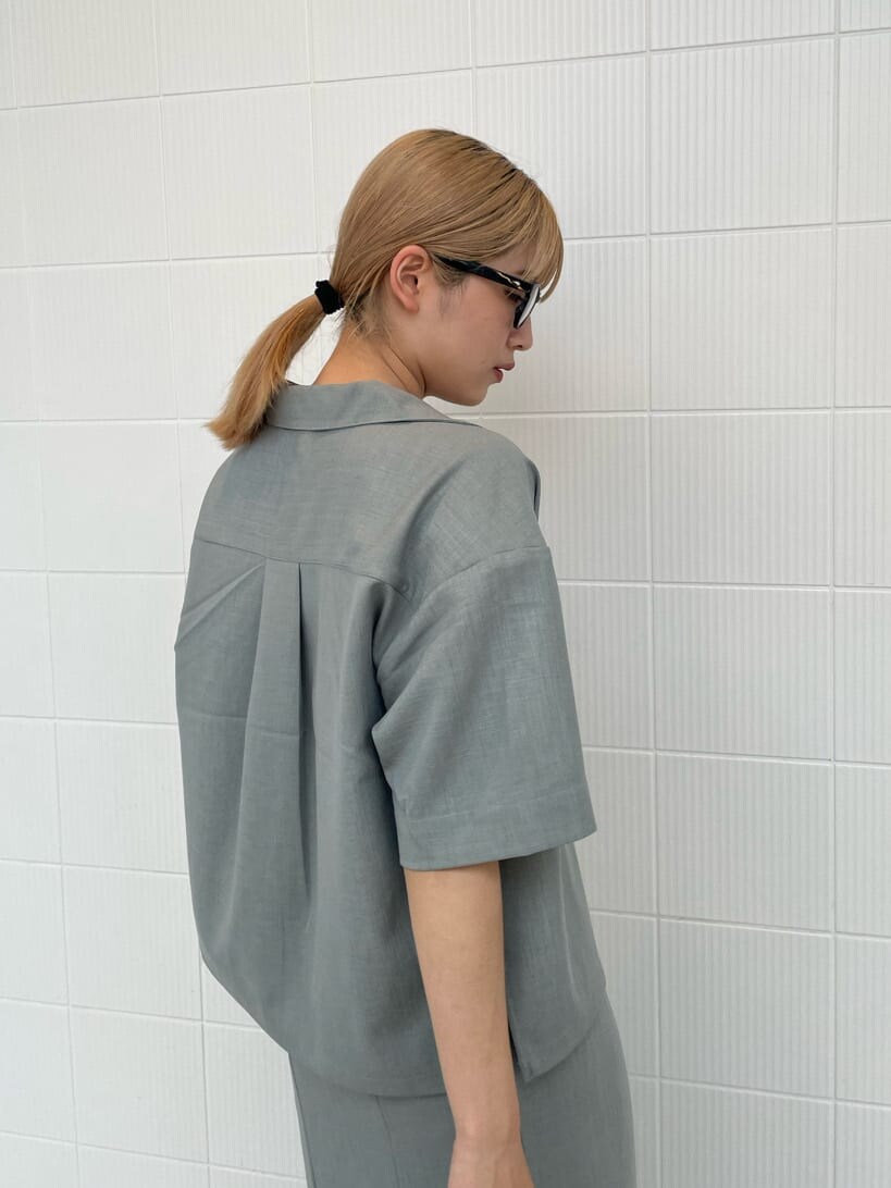 ブルー系のシャツ/ブラウス、ブルー系のスカートを着用したレディースの夏コーディネートの7枚目の写真