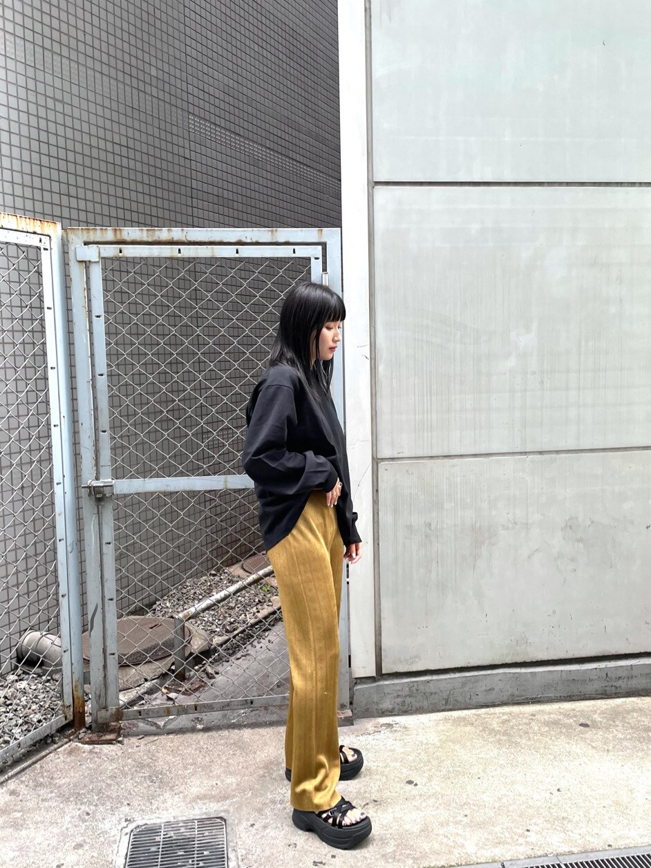 ブラック系のサンダル、ブラック系のTシャツ/カットソー、イエロー系のその他パンツを着用したレディースの春コーディネートの2枚目の写真