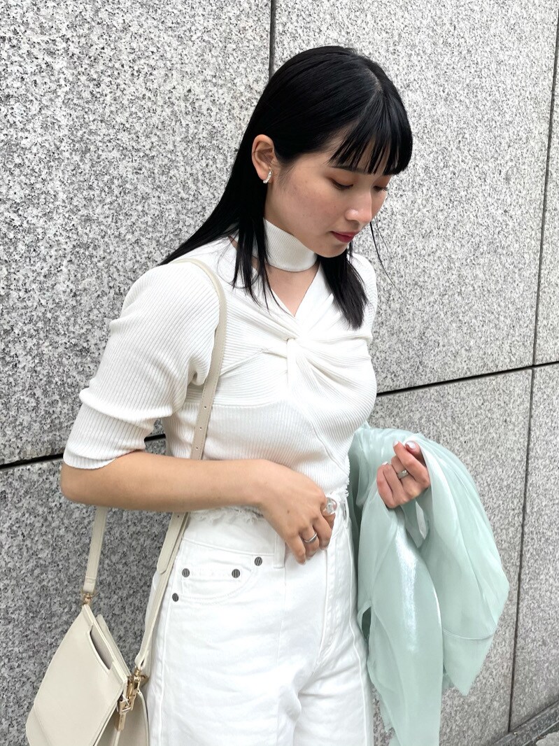 ホワイト系のその他パンツ、グリーン系のシャツ/ブラウス、ホワイト系のハンドバッグを着用したレディースの春コーディネートの2枚目の写真