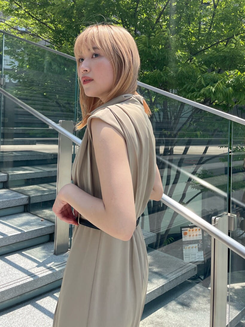 ベージュ系のつなぎ/オールインワン、ブラック系のサンダルを着用したレディースの夏コーディネートの6枚目の写真