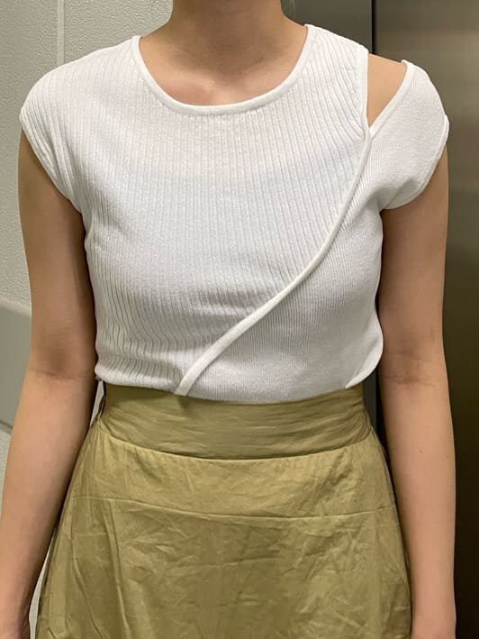 ブラック系のハンドバッグ、ブラック系のサンダル、ホワイト系のタンクトップを着用したレディースの夏コーディネートの6枚目の写真