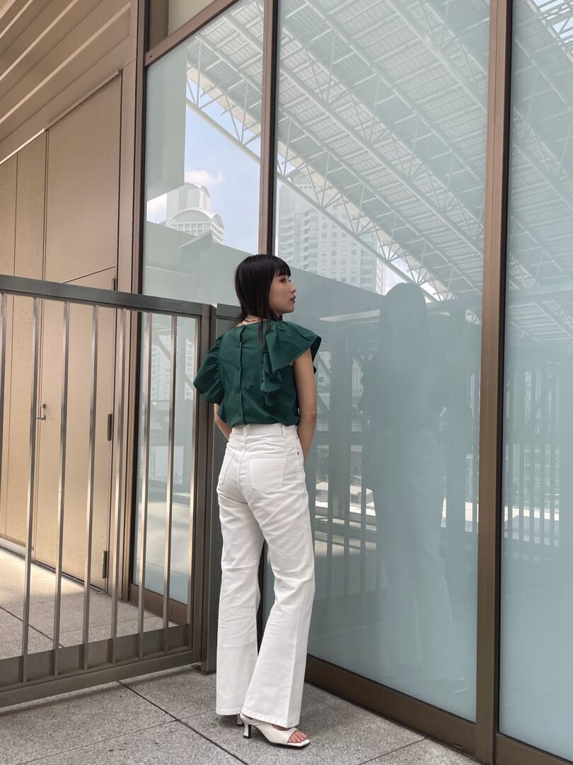 ホワイト系のその他パンツ、グリーン系のシャツ/ブラウス、ホワイト系のサンダルを着用したレディースの夏コーディネートの2枚目の写真