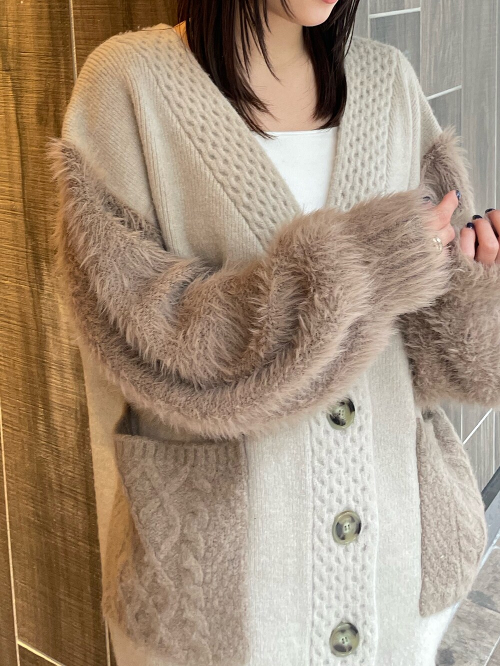 ベージュ系のカーディガン/ボレロ、ブラウン系のスラックスを着用したレディースの冬コーディネートの4枚目の写真