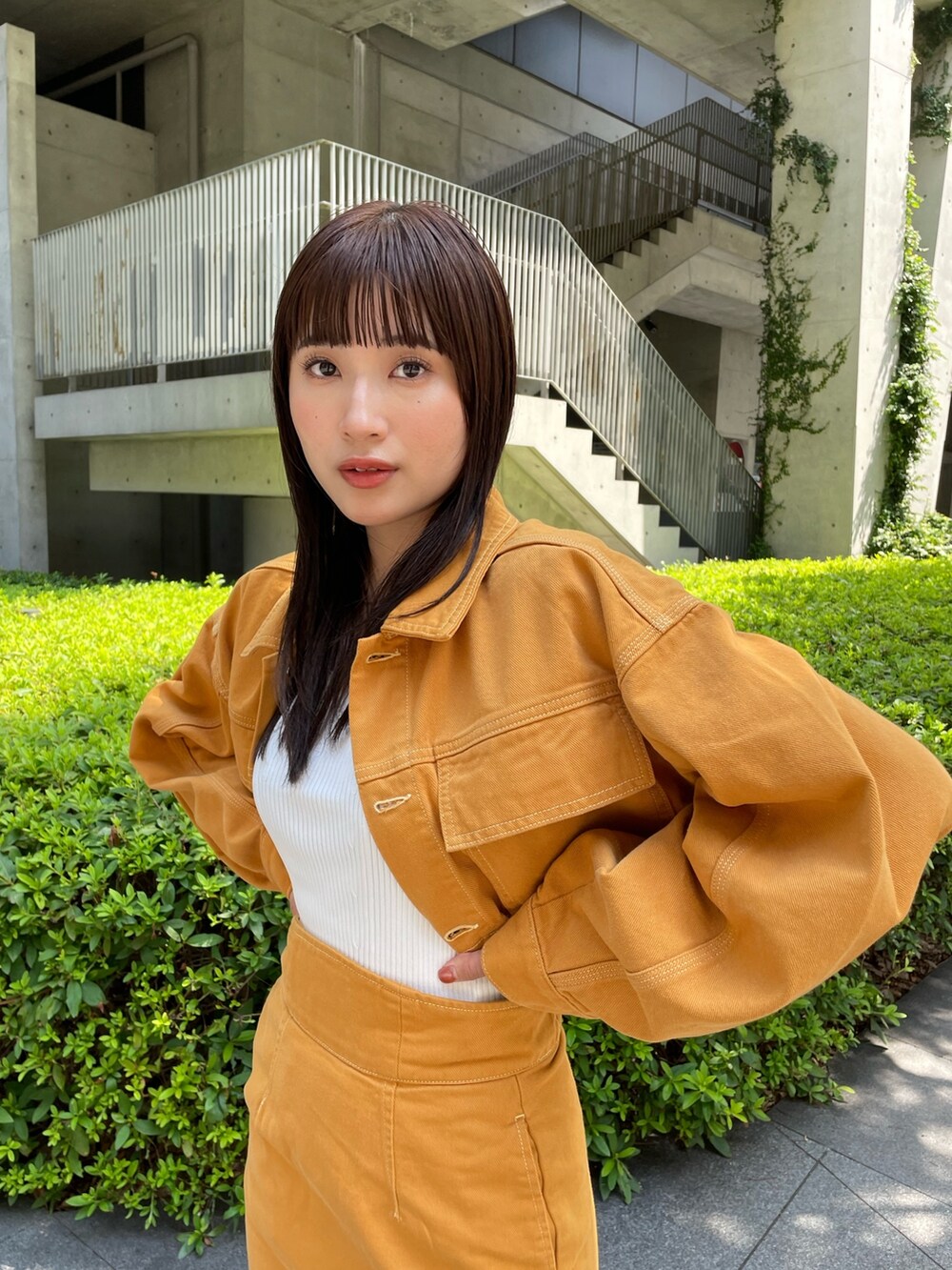 イエロー系のスカート、イエロー系のデニムジャケットを着用したレディースの夏コーディネートの4枚目の写真
