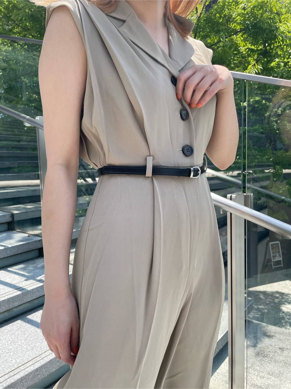 ベージュ系のつなぎ/オールインワン、ブラック系のサンダルを着用したレディースの夏コーディネートの7枚目の写真