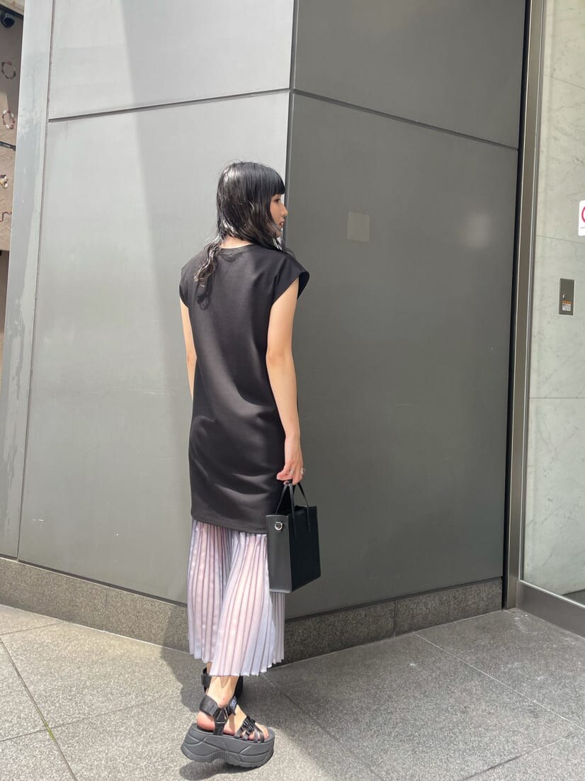ブルー系のスカート、ブラック系のワンピース、ブラック系のサンダルを着用したレディースの夏コーディネートの2枚目の写真