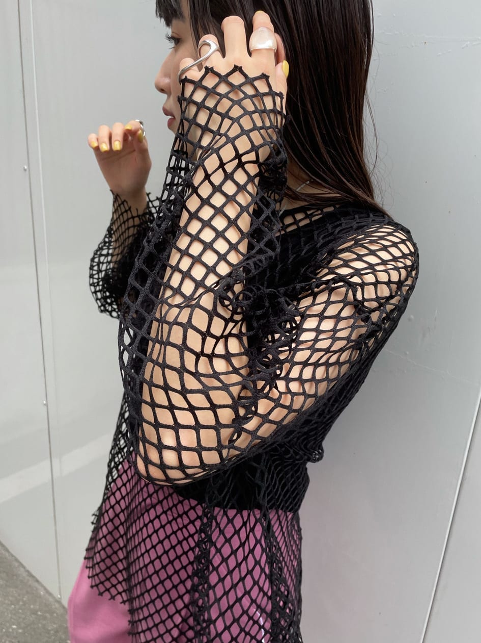 ブラック系のサンダル、ピンク系のスラックス、ブラック系のTシャツ/カットソーを着用したレディースの夏コーディネートの5枚目の写真