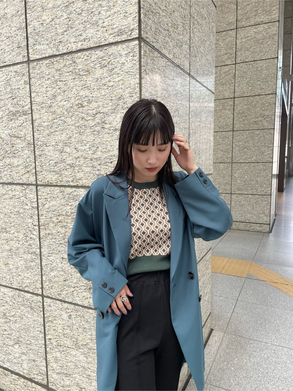 グリーン系のテーラードジャケット、ブラック系のその他パンツ、ブラック系のブーツを着用したレディースの秋コーディネートの6枚目の写真