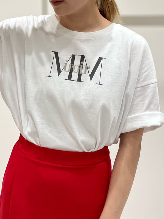 ブラック系のハンドバッグ、ホワイト系のTシャツ/カットソー、レッド系のスカートを着用したレディースの夏コーディネートの6枚目の写真