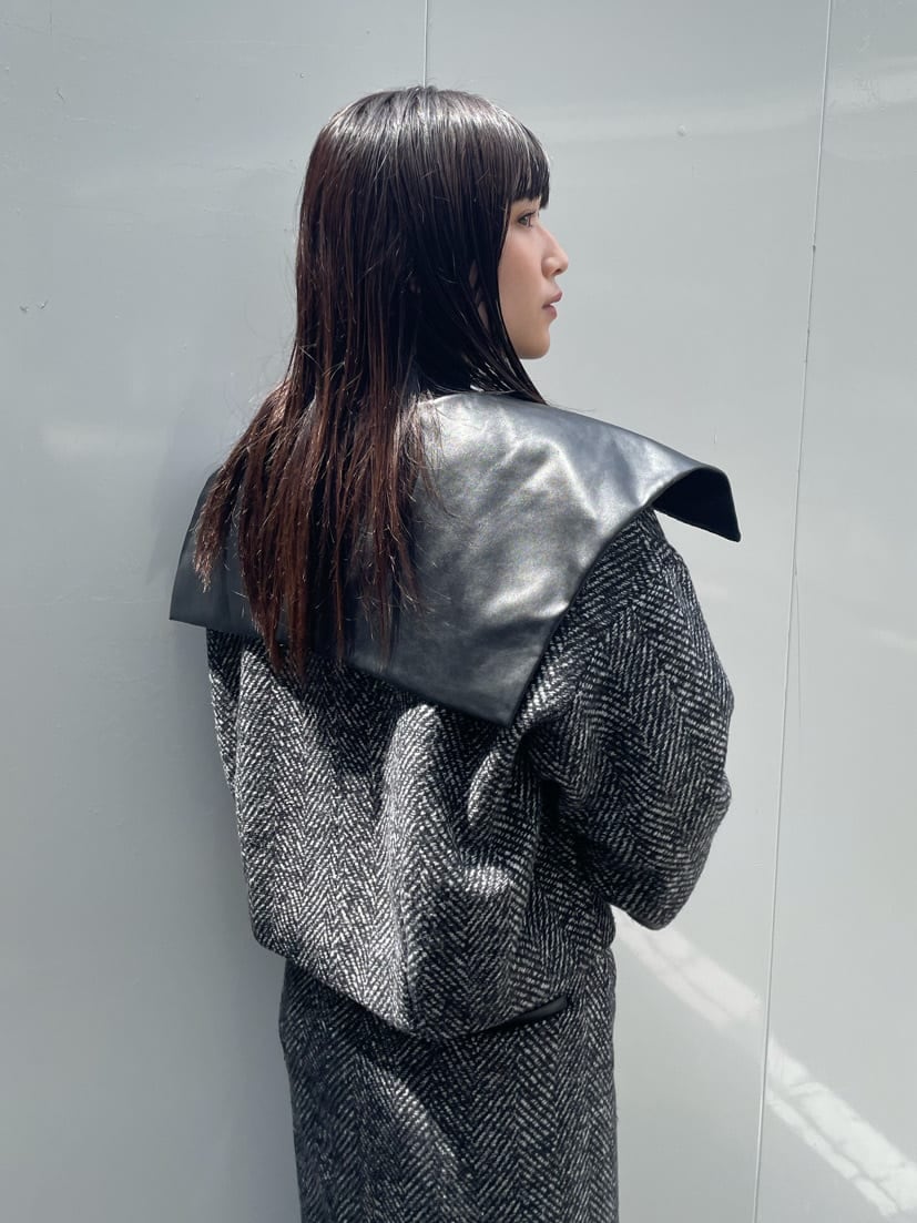 ブラック系のブーツ、ブラック系のブルゾン、ブラック系のスカートを着用したレディースの秋コーディネートの4枚目の写真