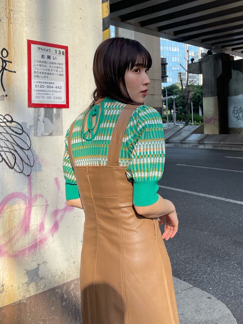 イエロー系のワンピース、ブラック系のローファー、イエロー系のブルゾンを着用したレディースの冬コーディネートの4枚目の写真