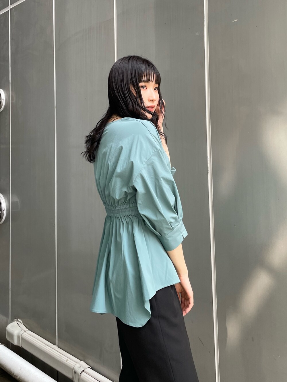 ブルー系のシャツ/ブラウスを着用したレディースの春コーディネートの3枚目の写真