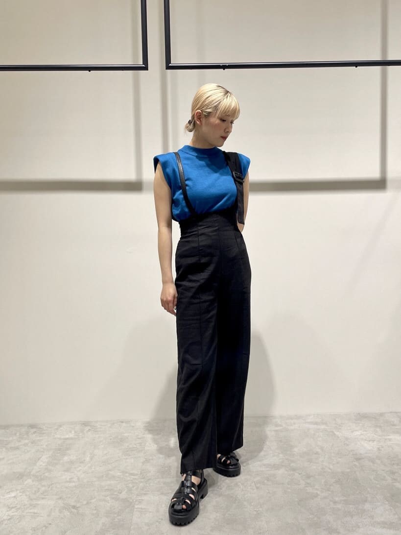 ブラック系のつなぎ/オールインワン、ブラック系のサンダル、ブルー系のタンクトップを着用したレディースの春コーディネートの2枚目の写真