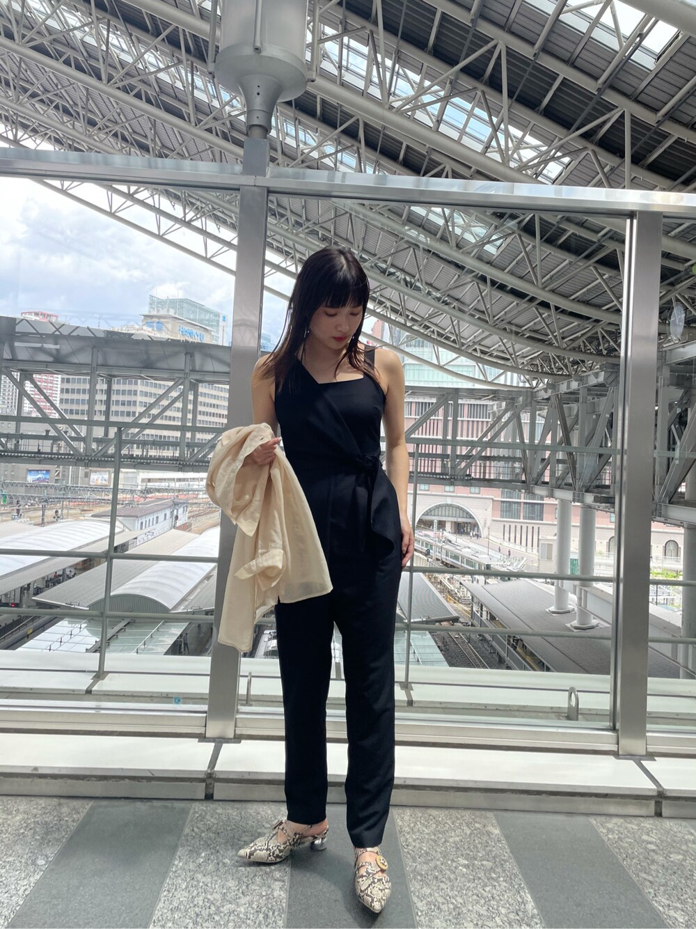 ブラック系のつなぎ/オールインワン、ホワイト系のシャツ/ブラウス、その他のパンプスを着用したレディースの春コーディネートの3枚目の写真