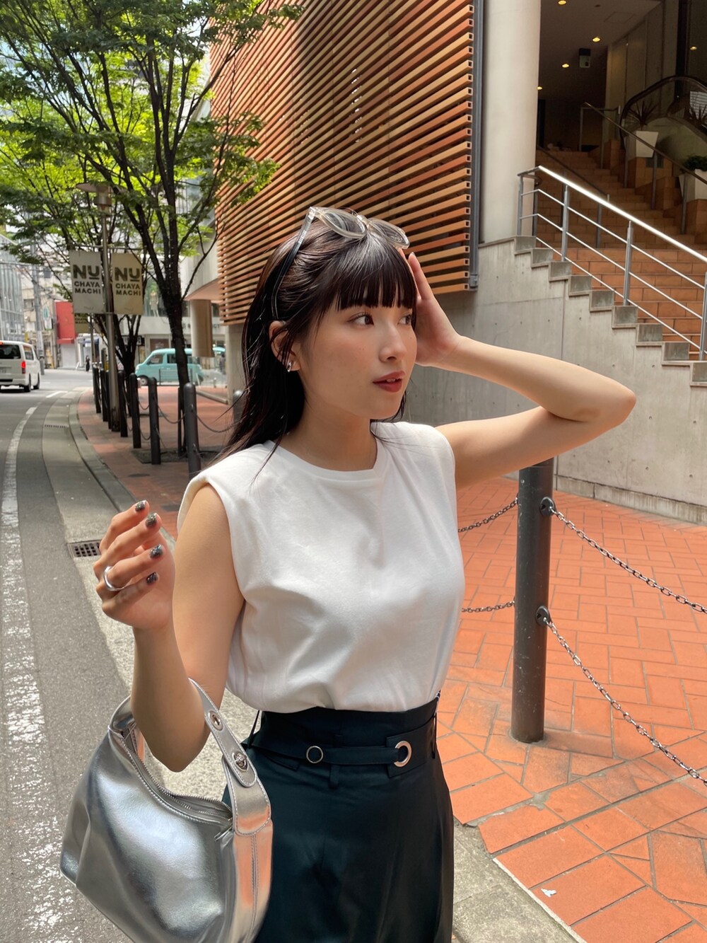 ホワイト系のTシャツ/カットソー、グリーン系のその他パンツを着用したレディースの夏コーディネートの5枚目の写真