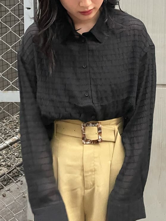 ブラック系のシャツ/ブラウス、イエロー系のその他パンツ、ブラック系のサンダルを着用したレディースの夏コーディネートの5枚目の写真