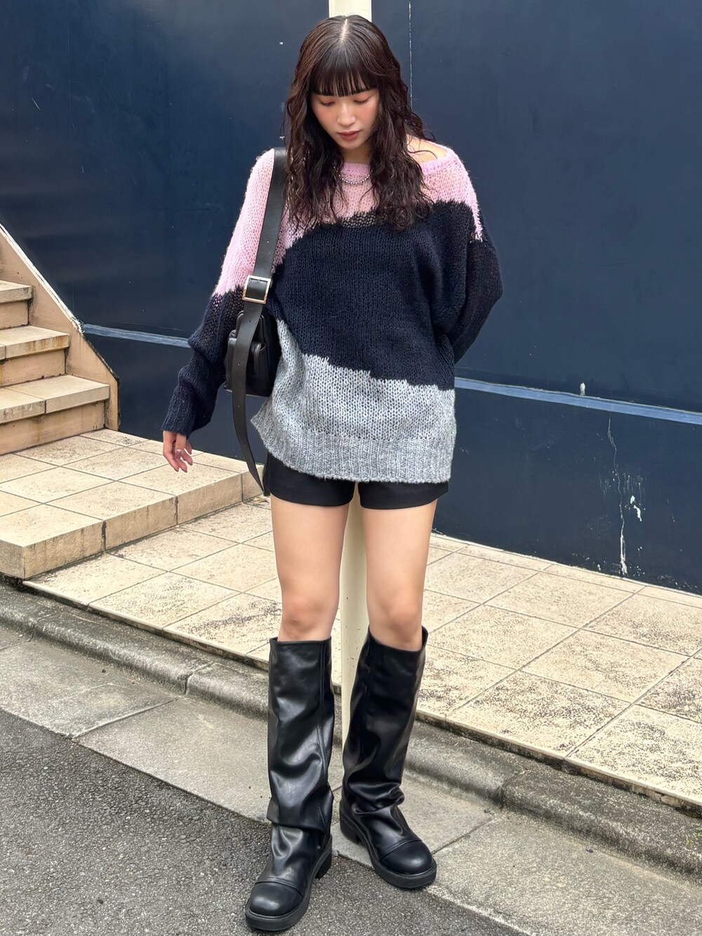 ブルー系のニット/セーターを着用したレディースの秋コーディネートの3枚目の写真