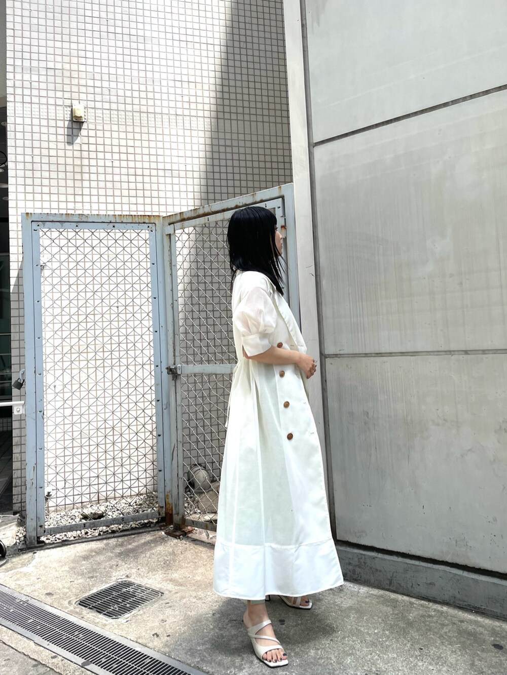 グリーン系のその他パンツ、ホワイト系のトレンチコート、ホワイト系のサンダルを着用したレディースの春コーディネートの2枚目の写真