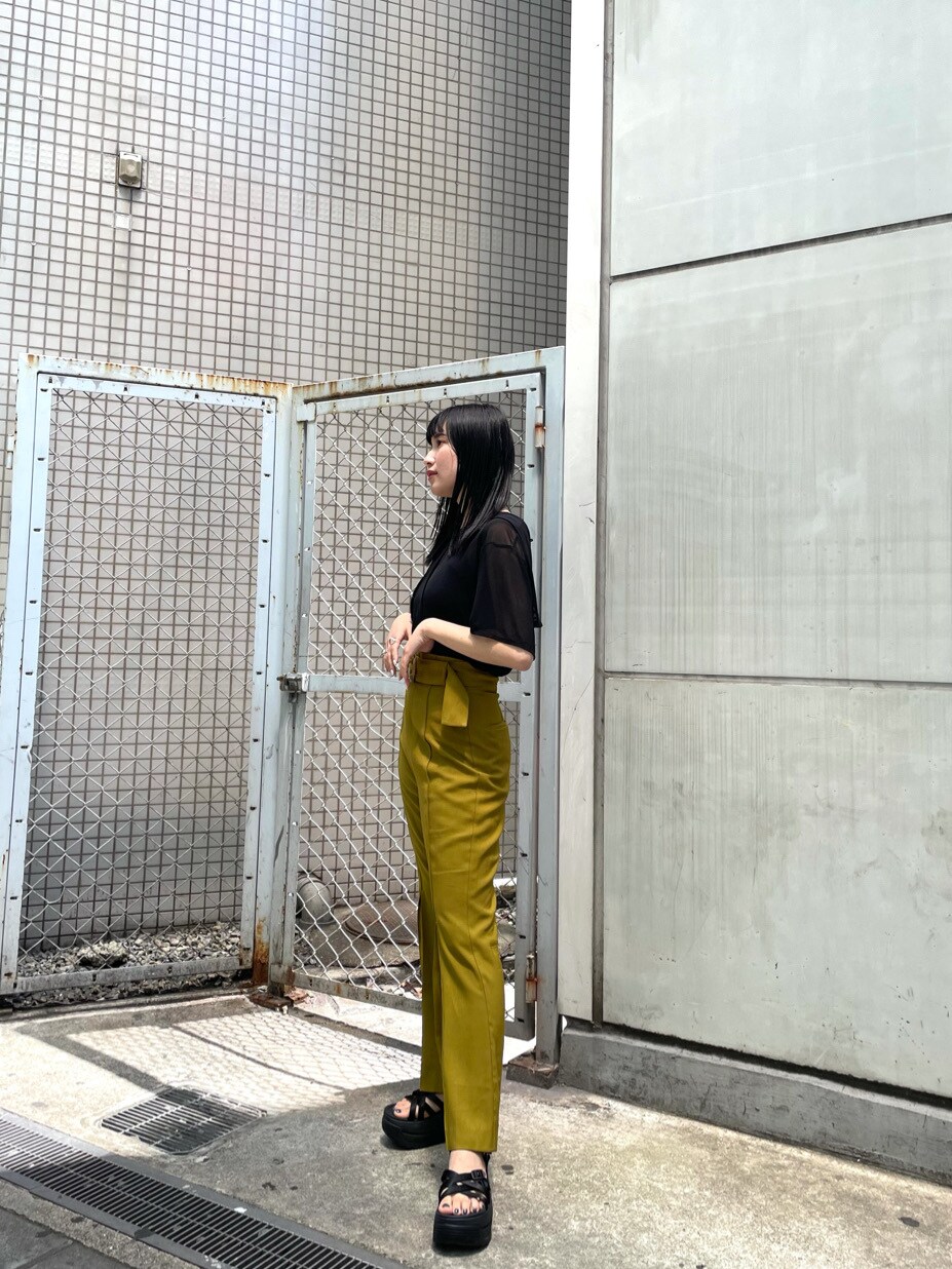 ベージュ系のその他パンツ、ブラック系のサンダル、ブラック系のTシャツ/カットソーを着用したレディースの春コーディネートの5枚目の写真