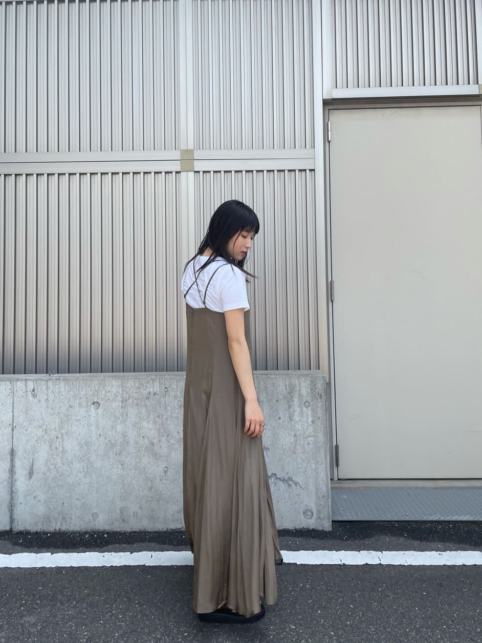 ベージュ系のワンピース、ブラック系のサンダルを着用したレディースの夏コーディネートの4枚目の写真