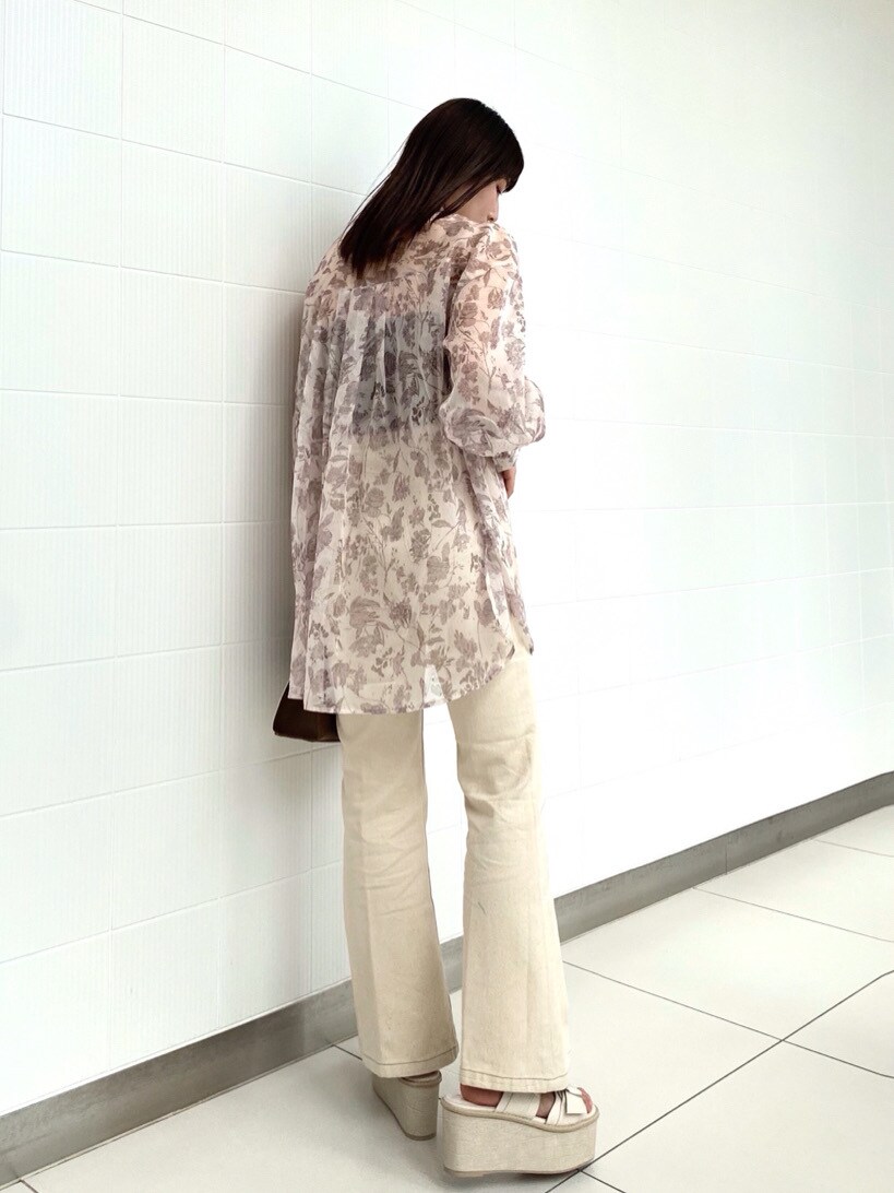 ブラウン系のハンドバッグ、ホワイト系のシャツ/ブラウス、ホワイト系のその他パンツを着用したレディースの春コーディネートの5枚目の写真