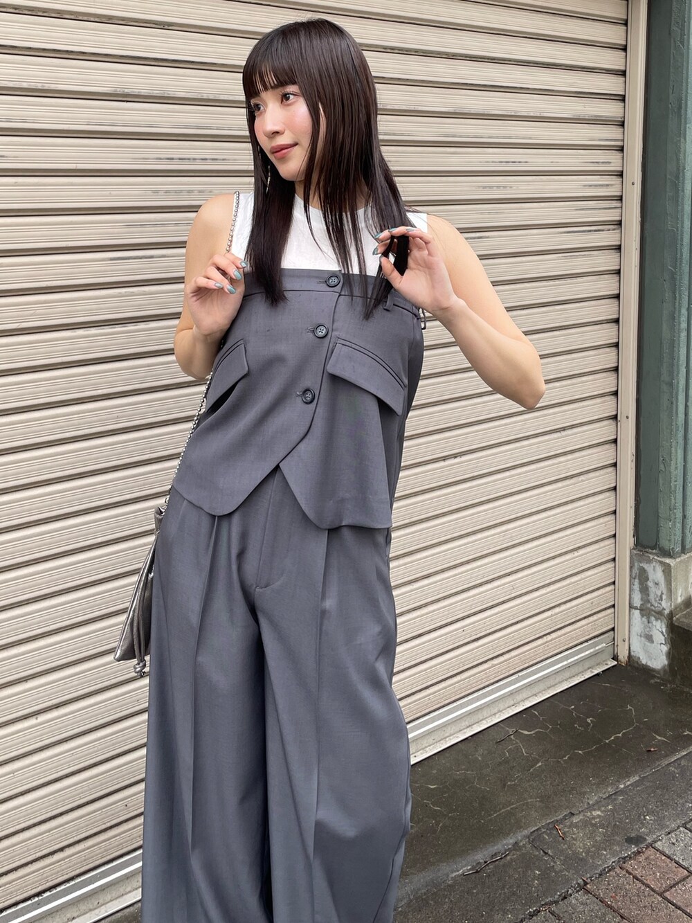 グレー系のその他パンツを着用したレディースの夏コーディネートの3枚目の写真