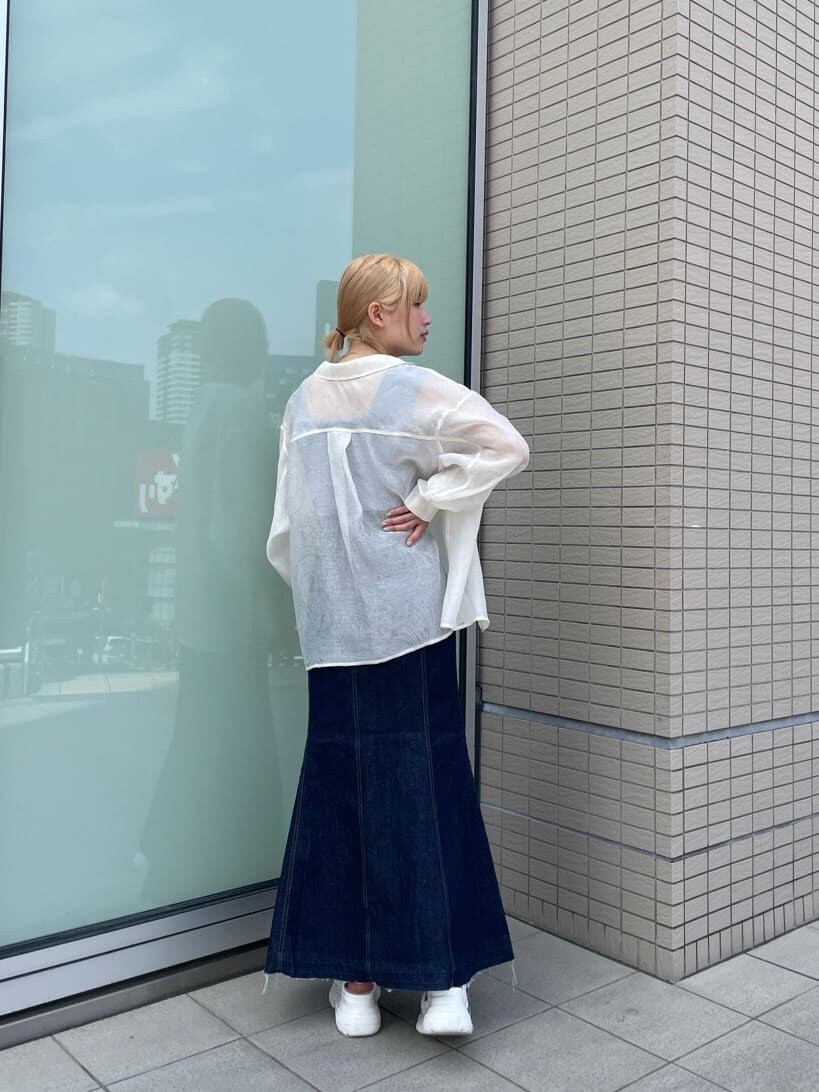 ブルー系のタンクトップ、ブルー系のデニムスカート、ホワイト系のサンダルを着用したレディースの春コーディネートの4枚目の写真