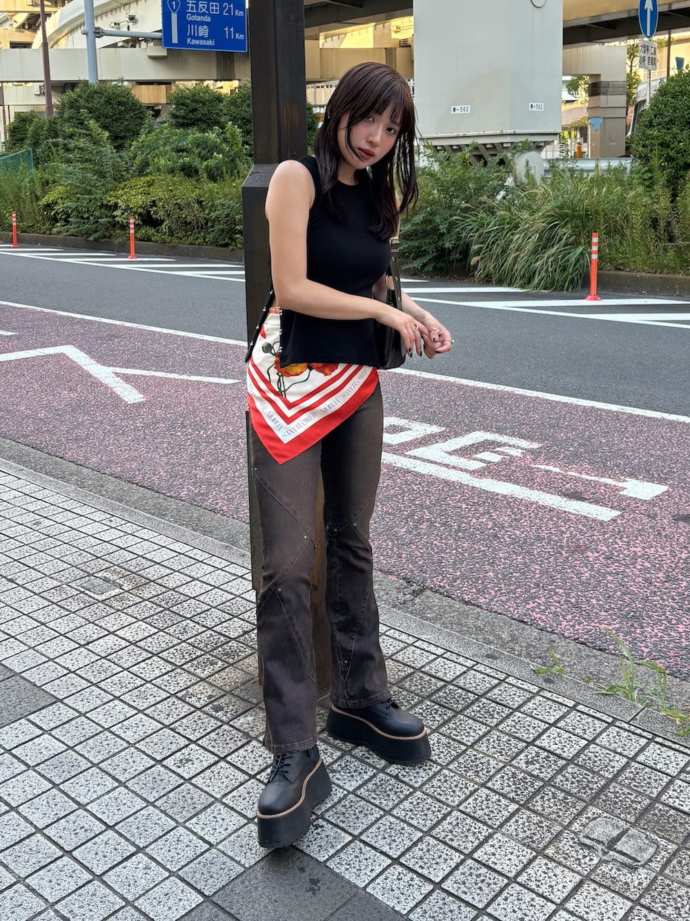 ブラック系のTシャツ/カットソー、ブラウン系のデニムパンツ、ブラック系のブーツを着用したレディースの夏コーディネートの2枚目の写真